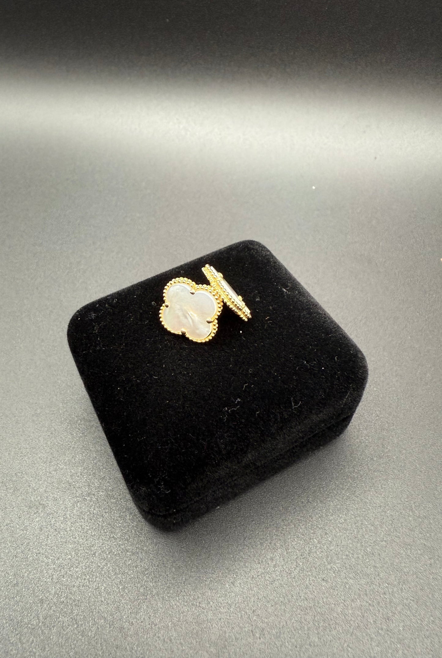 Aretes Clover Blancos