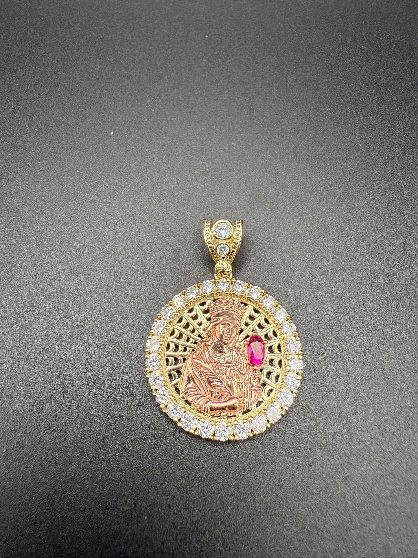 Dije de Santa Barbara